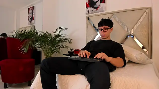 Liam saint online show from 19, 2, 2026