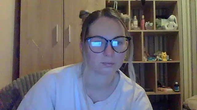 VikiLove765 online show from 8, 2, 2026