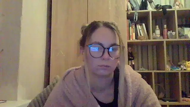 VikiLove765 online show from 3, 2, 2026