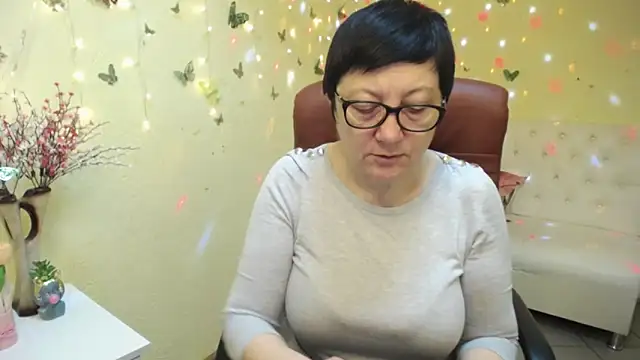 EmilyL0ve online show from 28, 4, 2026