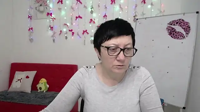 EmilyL0ve online show from 23, 4, 2026