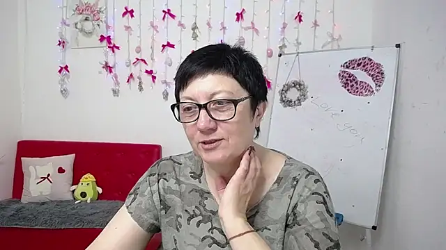 EmilyL0ve online show from 15, 4, 2026