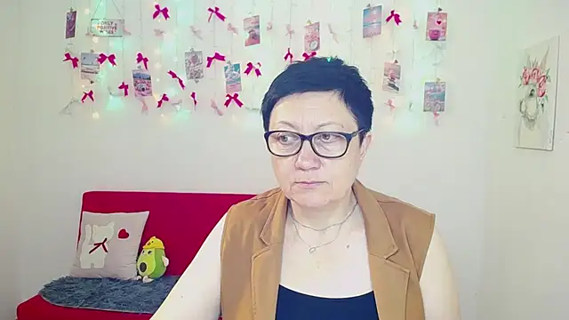 EmilyL0ve online show from 8, 5, 2026