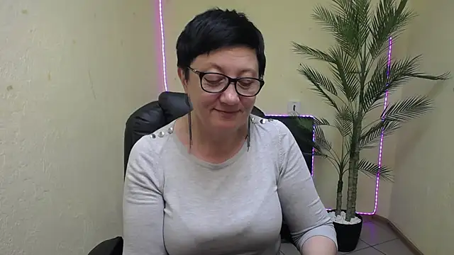 EmilyL0ve online show from 31, 5, 2026
