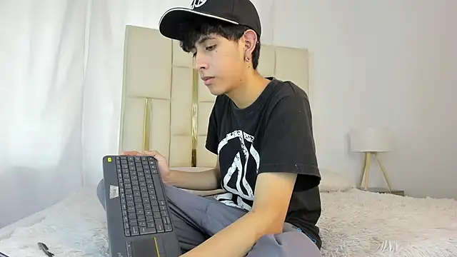 julian xx online show from 13, 7, 2026