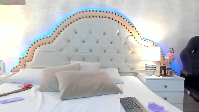 CintiaHolms online show from 17, 4, 2026