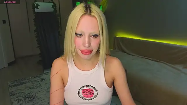 Luna Beverly online show from 26, 4, 2026