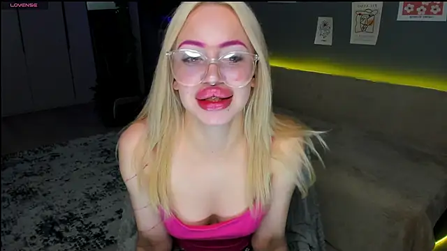 Luna Beverly online show from 4, 3, 2026