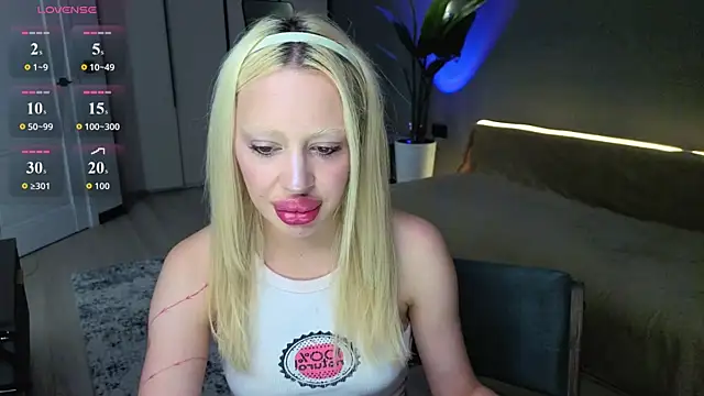 Snapshot of Luna_Beverly chatting on 20, 6, 2026 Luna Beverly online show from 20, 6, 2026
