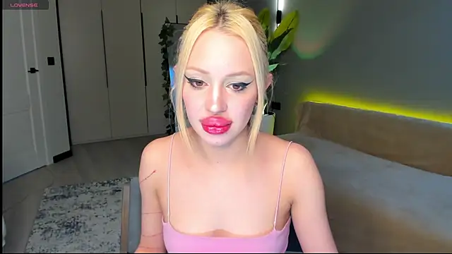 Luna Beverly online show from 7, 4, 2026