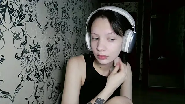 LxayBloom online show from 2, 4, 2026