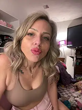 Snapshot of cutestlilkales chatting on 3, 3, 2026 cutestlilkales online show from 3, 3, 2026