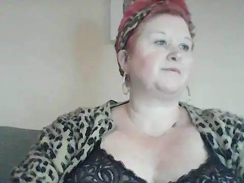 Snapshot of BustyRedxx chatting on 4, 6, 2026 BustyRedxx online show from 4, 6, 2026