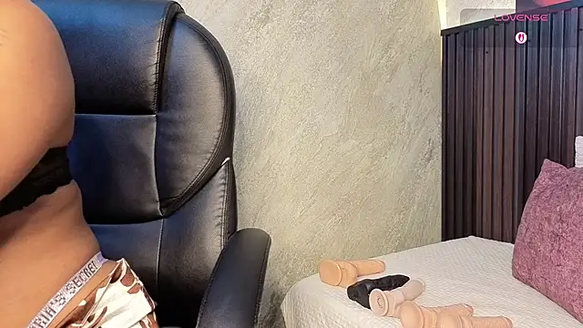 tanisha  lux online show from 29, 3, 2026