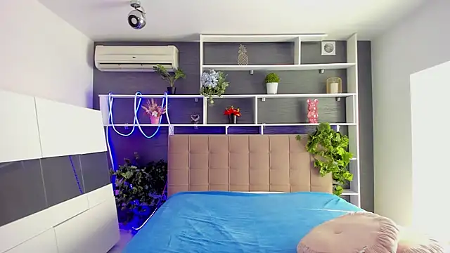 StephieRousee online show from 9, 3, 2026