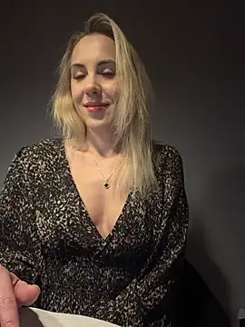 ElenaWhitmore online show from 3, 2, 2026