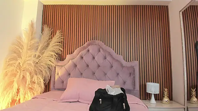 Violett hott  online show from 2, 4, 2026