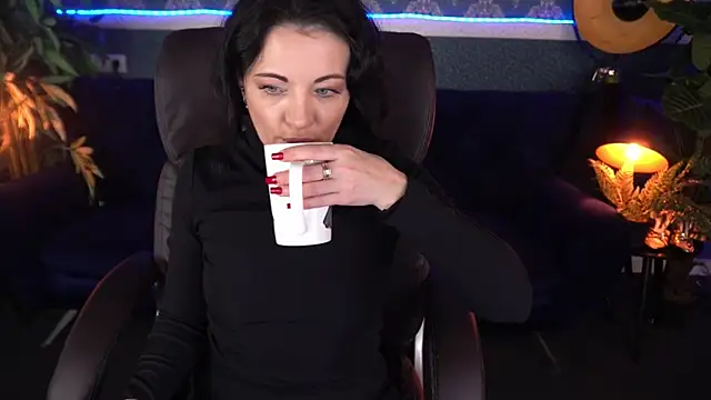 Dafni Monn online show from 18, 11, 2025