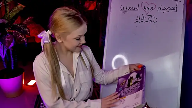 ChloeWhite online show from 12, 4, 2026