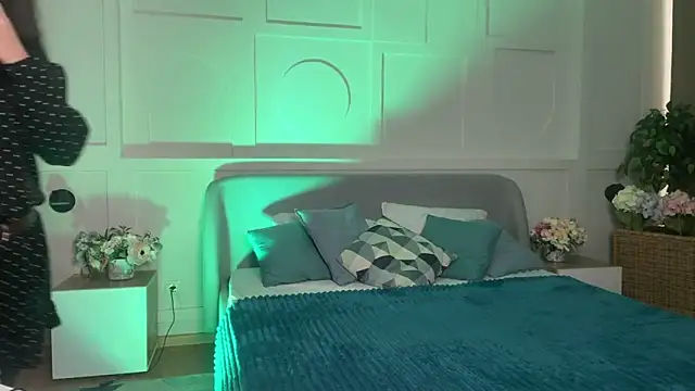  SilkyShadow  online show from 8, 4, 2026