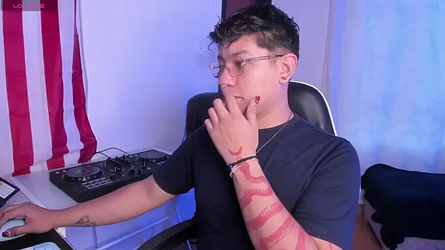 Theo Rowan online show from 17, 4, 2026