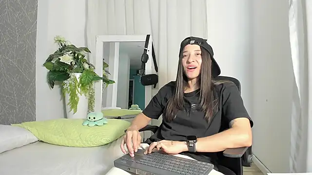 ViictoriiaSaenz online show from 27, 4, 2026
