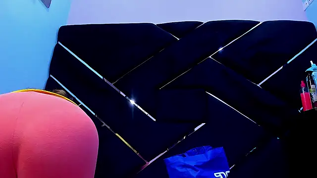 MiaRouss69 online show from 8, 5, 2026