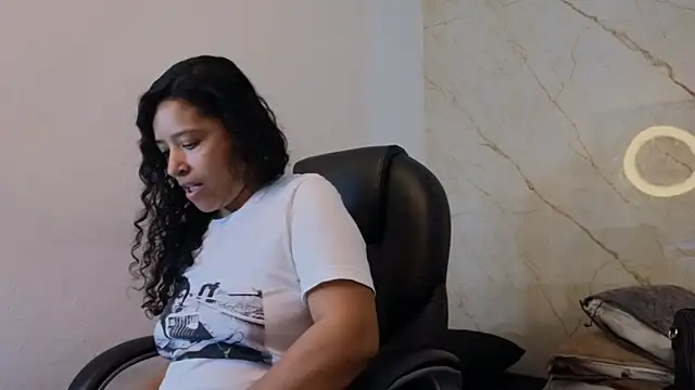 Snapshot of Laura_Miller1 chatting on 6, 2, 2026 Laura Miller1 online show from 6, 2, 2026