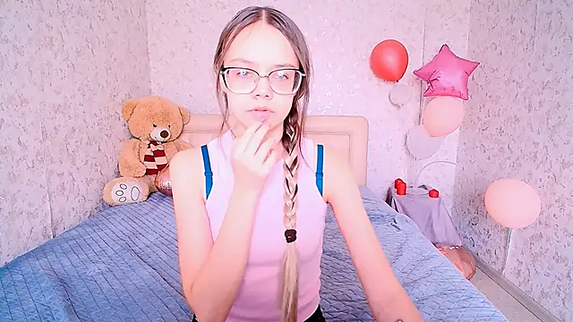 LolliStrawberry online show from 6, 3, 2026