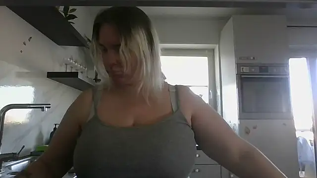 MinchenBienchen98 online show from 5, 3, 2026