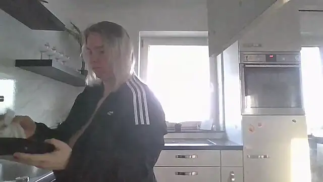 MinchenBienchen98 online show from 6, 3, 2026