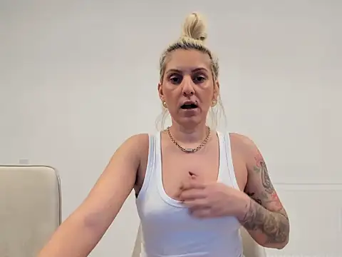 Snapshot of EvelynEvyyy chatting on 5, 2, 2026 EvelynEvyyy online show from 5, 2, 2026