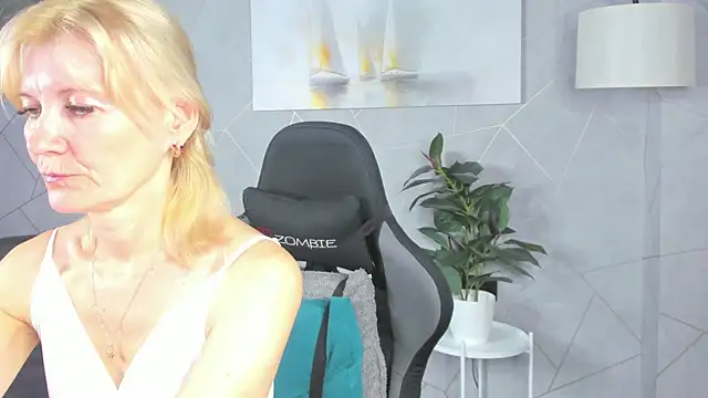 Snapshot of Julie_Lucas chatting on 13, 7, 2026 Julie Lucas online show from 13, 7, 2026