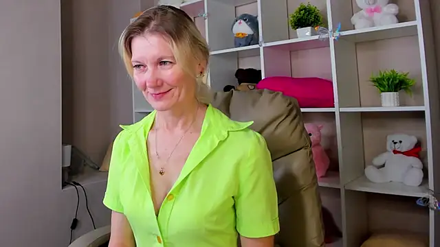 Julie Lucas online show from 5, 3, 2026