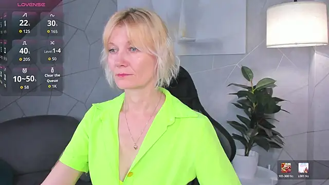 Snapshot of Julie_Lucas chatting on 7, 6, 2026 Julie Lucas online show from 7, 6, 2026
