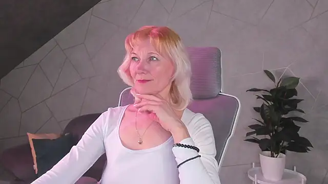 Julie Lucas online show from 28, 3, 2026