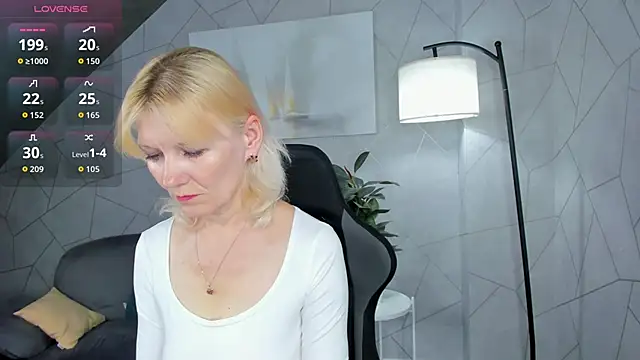 Snapshot of Julie_Lucas chatting on 17, 6, 2026 Julie Lucas online show from 17, 6, 2026
