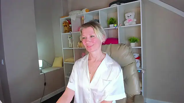 Julie Lucas online show from 3, 3, 2026