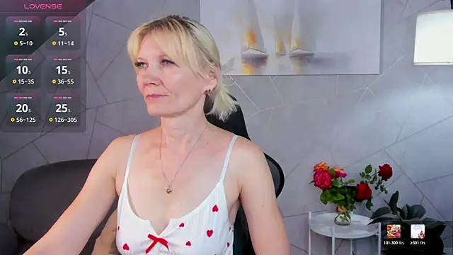 Snapshot of Julie_Lucas chatting on 9, 7, 2026 Julie Lucas online show from 9, 7, 2026