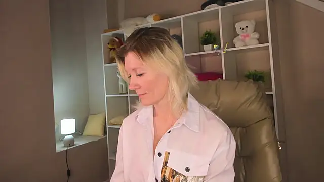 Snapshot of Julie_Lucas chatting on 2, 3, 2026 Julie Lucas online show from 2, 3, 2026