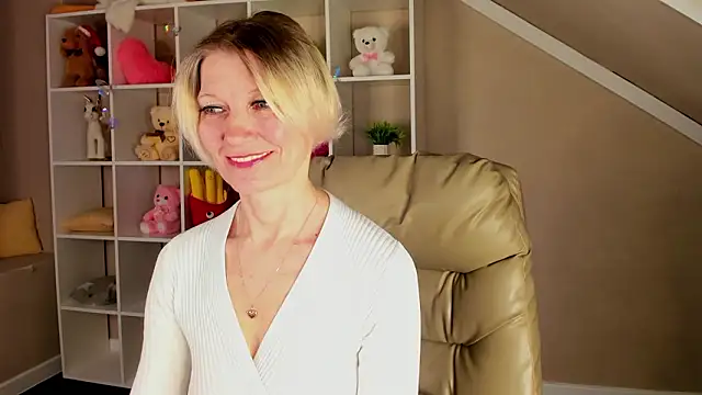 Julie Lucas online show from 13, 3, 2026