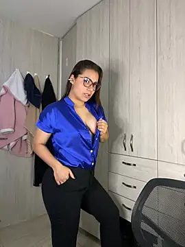 Snapshot of Pretty__Milf chatting on 4, 6, 2026 Pretty Milf online show from 4, 6, 2026
