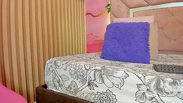 sweet  luna   online show from 8, 4, 2026