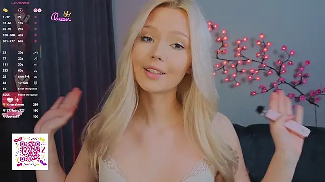 ElsaDivine online show from 9, 4, 2026