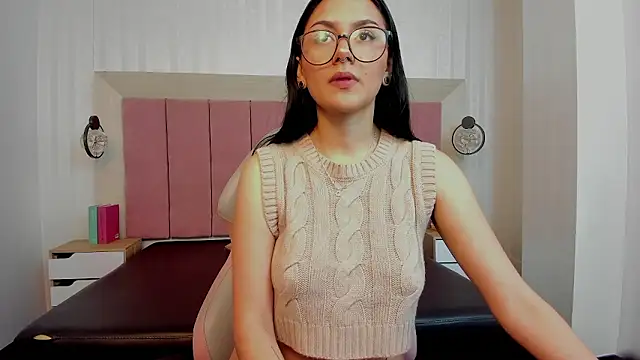 NiccolleHall online show from 15, 1, 2026