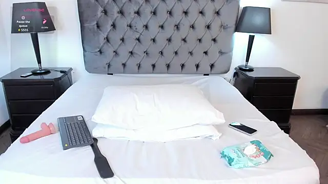 Kiri Black  online show from 10, 4, 2026