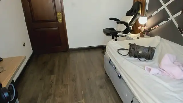 Ambarross  online show from 15, 4, 2026