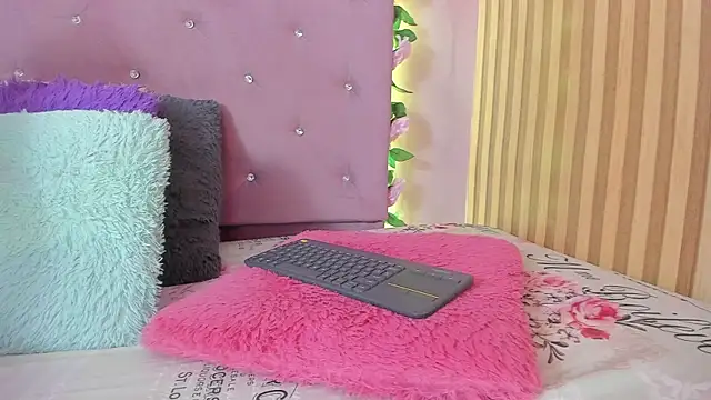 lovely  kiss   online show from 24, 4, 2026