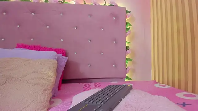 Snapshot of lovely__kiss__ chatting on 8, 6, 2026 lovely kiss online show from 8, 6, 2026