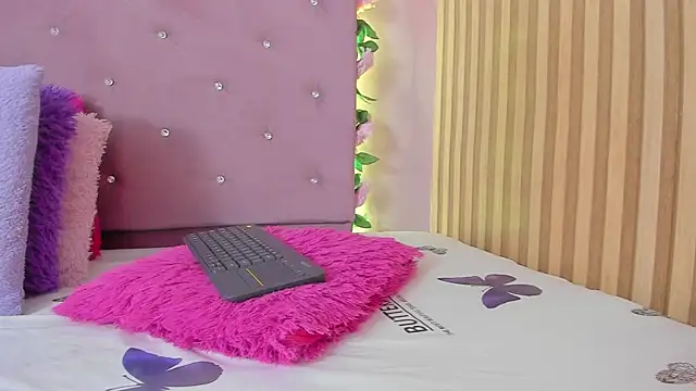 Snapshot of lovely__kiss__ chatting on 28, 4, 2026 lovely kiss online show from 28, 4, 2026